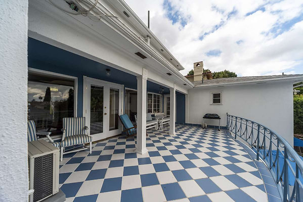 8160 balcony 1