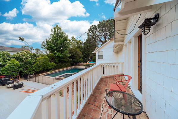 13693 balcony 1