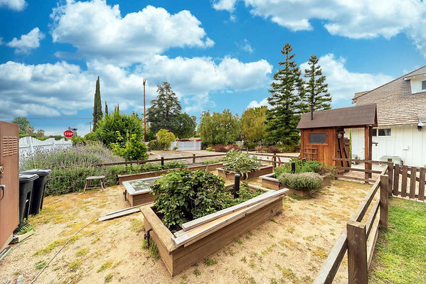 13693 garden 1