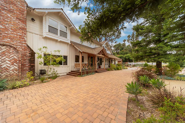 13693 porch 1