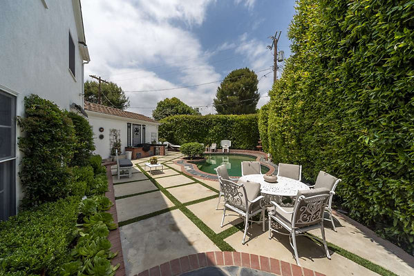 13707 patio 1